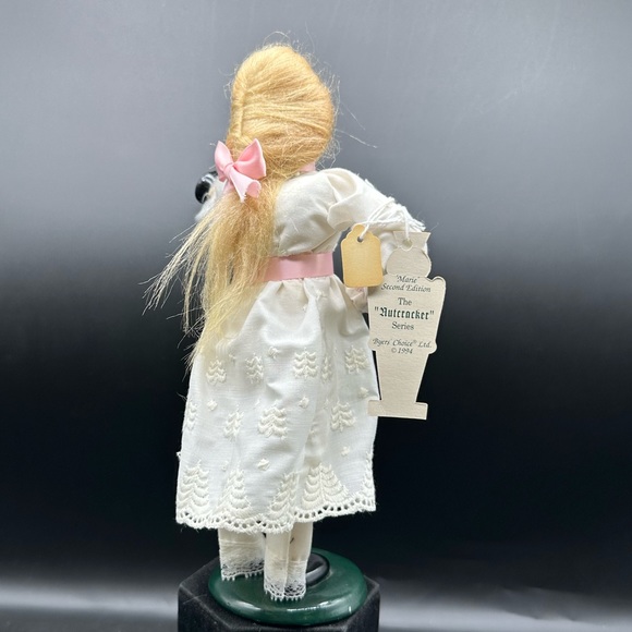 Byers’ Choice Retired Caroler Marie & Book Treasury of Carolers. - Picture 3 of 10